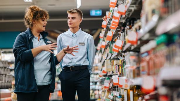 Supermarkt Managerin schult Lehrling ein