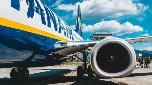 Turbine eines Ryanair-Fliegers im Hintergrund blaue Wolken: Jet-Blast Phänomen