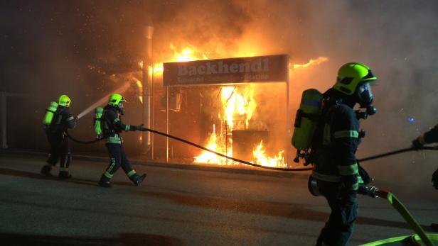 Eine Backhendl/Schnitzelstation stand am 10. März 2025 in Baden, Ortsteil Leesdorf, in Flammen.