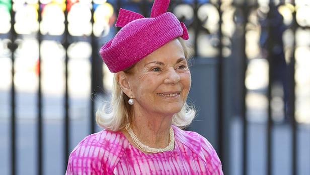 Katharine, Herzogin von Kent (2013) Katharine, Herzogin von Kent, trägt ein pink-weiß gemustertes Kleid, einen pinken Hut und hält eine pinke Handtasche.