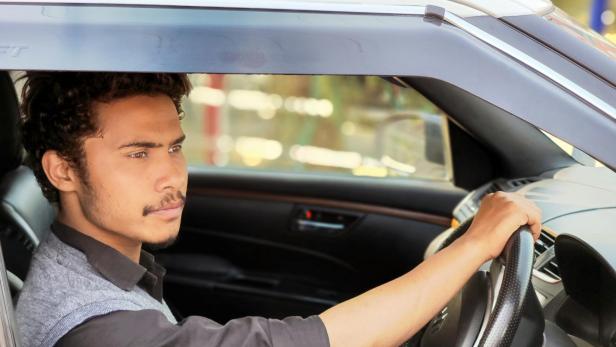 Stressfaktor im Straßenverkehr: GenZ hat Angst vor dem Tanken. Stressfaktor im Straßenverkehr: GenZ hat Angst vor dem Tanken.