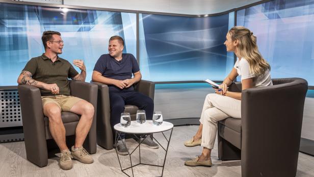 Christoph und Dominik Salomon auf einem grünen Sofa