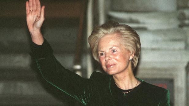 Katharine, Herzogin von Kent (1994) Katharine, Herzogin von Kent mit blonden Haaren und einem grünen Samtjackett. Sie winkt mit erhobener Hand.