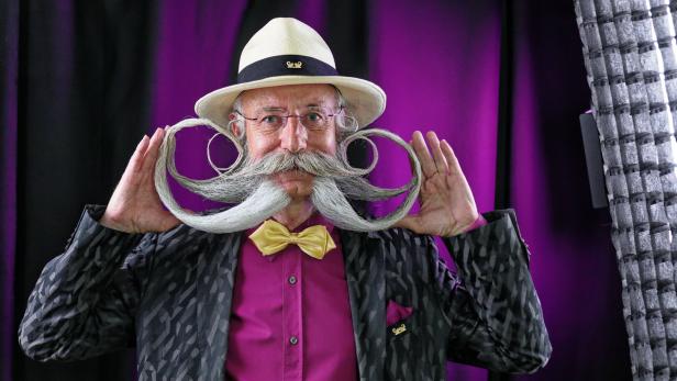 Jürgen Burkhardt, mehrfacher Bart-Welt- und Europameister, präsentiert seinen ausladenden Backenbart.