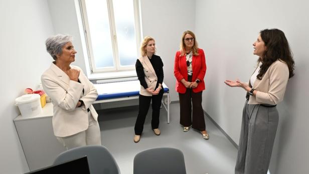 PK MEDUNI WIEN "ERSTE BILANZ DER UNTERSUCHUNGSSTELLE FÜR GEWALTBETROFFENE": SPORRER / HOLZLEITNER / KÖNIGSBERGER-LUDWIG / STOLZ