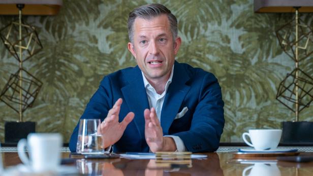 ÖVP-Stiftungsrat Gregor Schütze im Gespräch mit Journalisten