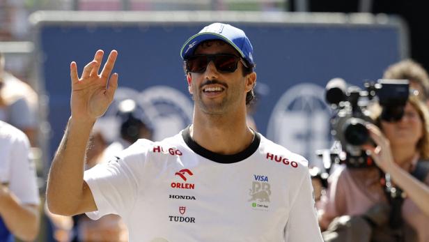Daniel Ricciardo winkt seinen Fans zu