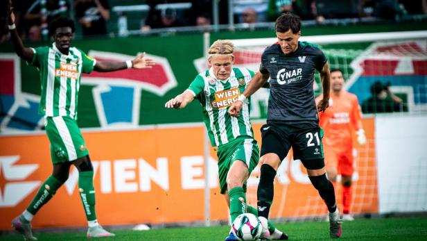Tobias Gulliksen führt den Ball in seinem ersten Spiel für Rapid