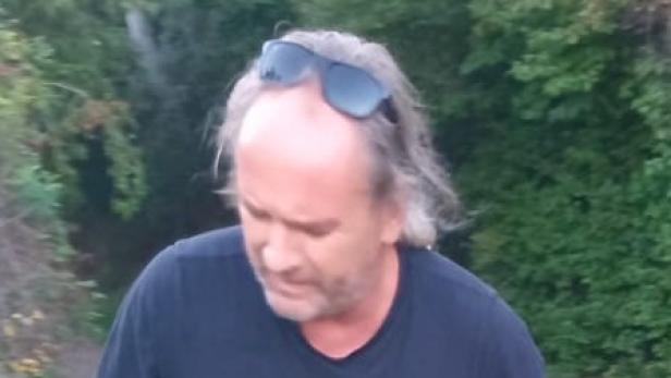 Die Polizei sucht diesen Mann.