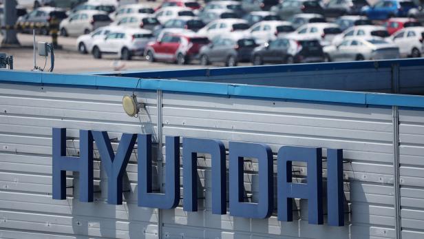 FILE PHOTO: South Korea aims to delay US tariffs in talks, cooperate in mutual areas Eine große Anzahl an Autos steht bereit. Davor sieht man ein Hyundai-Logo.