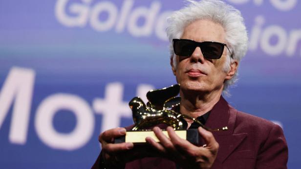 82nd Venice International Film Festival - Closing Ceremony Jim Jarmusch mit dunkler Sonnenbrille und der Statuette des Goldenen Löwen.