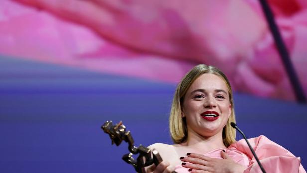 82nd Venice International Film Festival - Closing Ceremony Schauspielerin hält Preis in der Hand