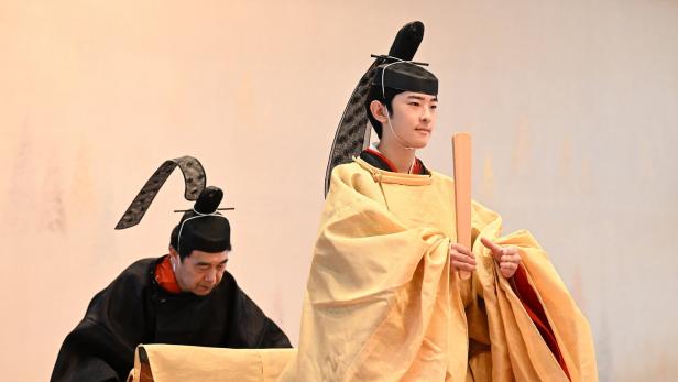 Prinz Hisahito Zwei Männer in traditionellen japanischen Gewändern, einer ist Prinz Hisahito.