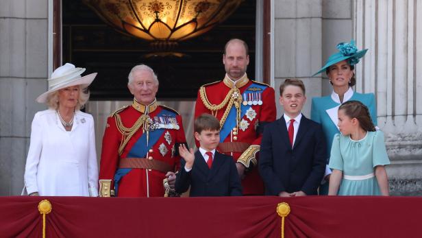 Die britische Königsfamilie auf dem Balkon des Buckingham-Palasts Die britische Königsfamilie steht elegant gekleidet auf dem Balkon des Buckingham-Palasts.