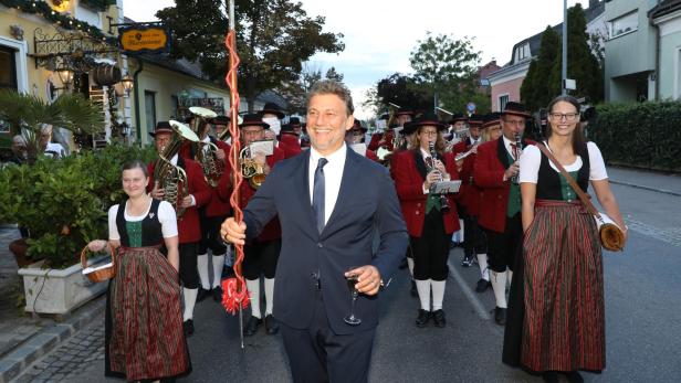 Tenor Jonas Kaufmann mit einer Musikkapelle