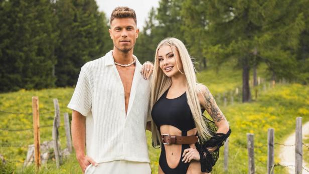 Daniel und Sabrina stehen auf einer Wiese