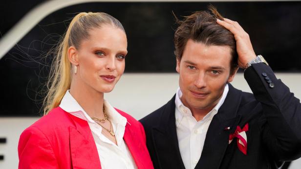 Patrick Schwarzenegger und Abby Champion Patrick Schwarzenegger und Abby Champion. Sie sind elegant gekleidet und lächeln.