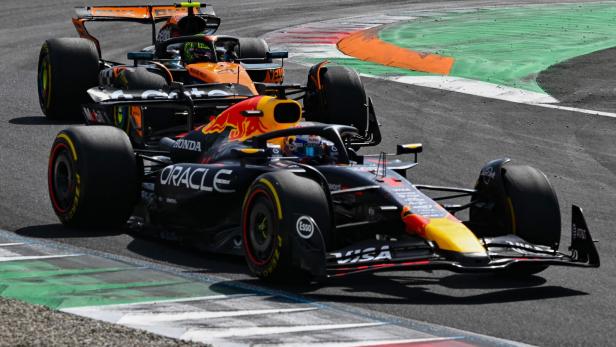 Verstappen konnte die McLaren hinter sich halten. Der Red Bull von Verstappen vor dem McLaren von Norris