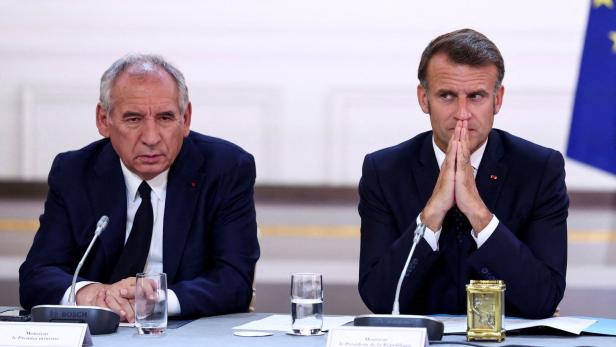 Premier Bayrou (l.) hat kaum Chancen, die Vertrauensabstimmung zu überstehen. Macron muss einen neuen Premier suchen. 