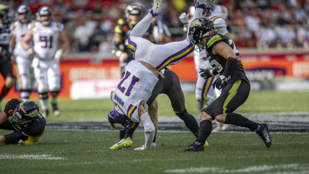 Bittere Niederlage: Die Vikings stellten sich sogar auf den Kopf, zum zweiten ELF-Titel sollte es aber nicht reichen. Ein Spieler der Vienna Vikings überschlägt sich im Finale