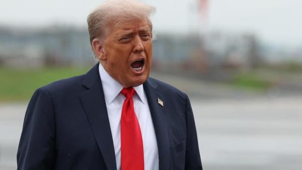 U.S. President Donald Trump attends U.S. Open men's tennis final in Flushing Meadows Donald Trump in Anzug und Krawatte am Flughafen in New York.