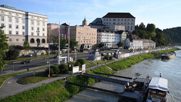 Donau in Linz, im Hintergrund Häuser