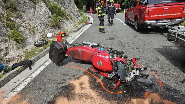 Ein Motorrad nach Unfall auf der Fahrbahn