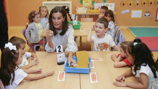Queen Letizia of Spain visits a school to open the school year Königin Laetizia in einer Klasse mit Volksschülern