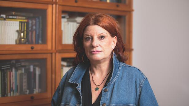 Buchautorin Dr.in Birgit Kofler Bettschart steht vor Bücherschrank