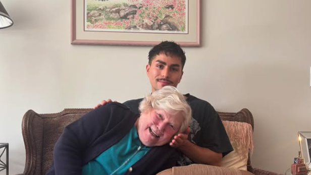 Influencer Jake Kind und Oma Mimmy