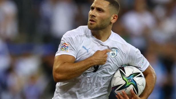 Der neue Stürmer von Blau-Weiß Linz, Shon Weissman, jubelt mit dem Ball in der Hand