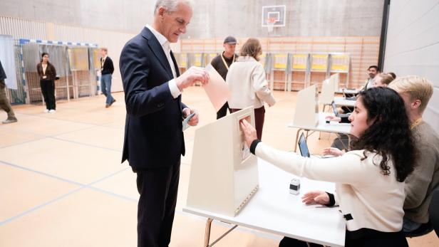 Der amtierende Ministerpräsident Jonas Gahr Støre bei der Stimmabgabe bei den Parlamentswahlen in Norwegen