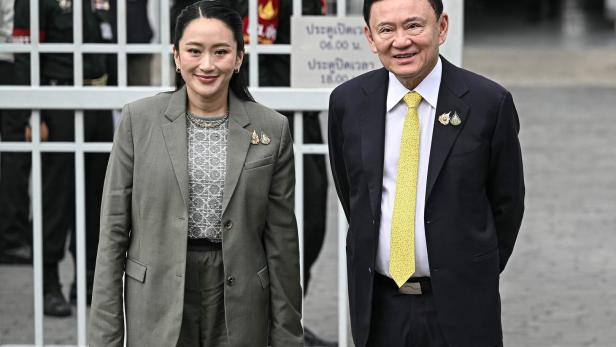 Thailands ehemaliger Premierminister Thaksin Shinawatra posiert mit seiner Tochter, der abgesetzten Premierministerin Paetongtarn Shinawatra, bei ihrer Ankunft am Obersten Gerichtshof in Bangkok am 9. September 2025