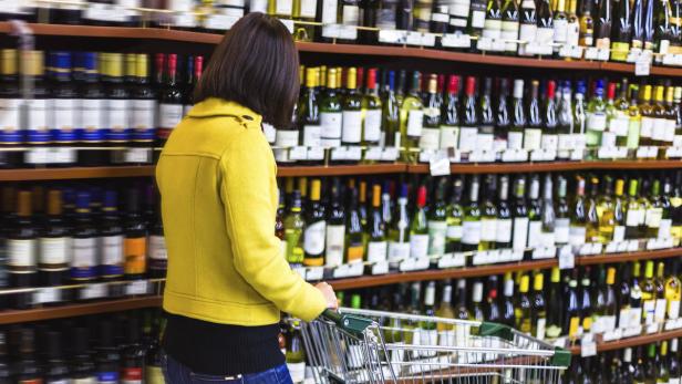 Der Lebensmittel-Einzelhandel hat sein Angebot an Weinen in der Preisklasse um zehn Euro deutlich ausgeweitet.