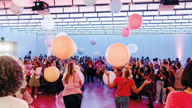 Eine Gruppe Menschen, die mit Luftballons spielt