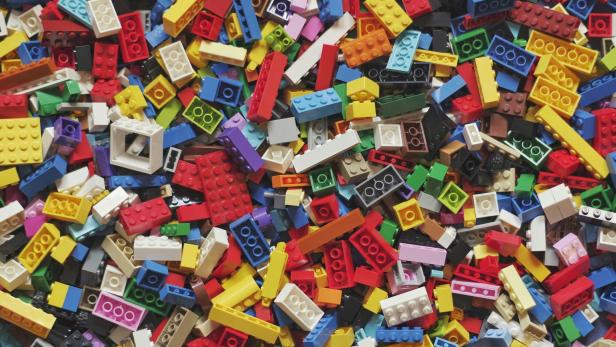 Unzählige bunte Legosteine auf einem Haufen