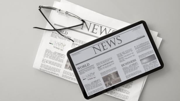 print und digital Nachrichten auf einem Tisch