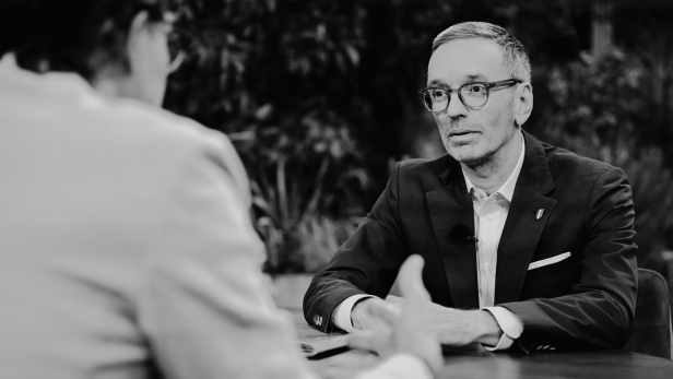 zu sehen ist FPÖ-Parteichef Herbert Kickl während des ORF Sommergesprächs