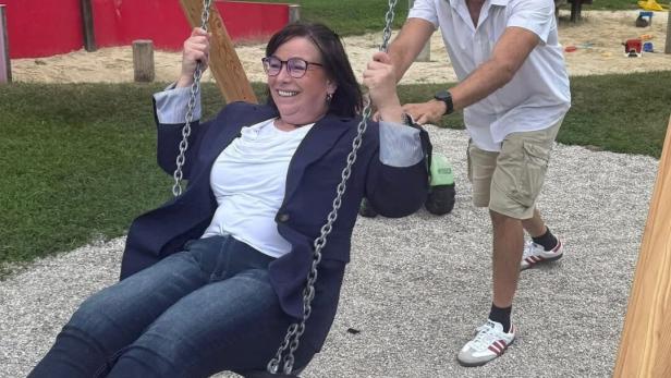 SPÖ-Stadträtin Gerlinde Metzger auf der Schaukel