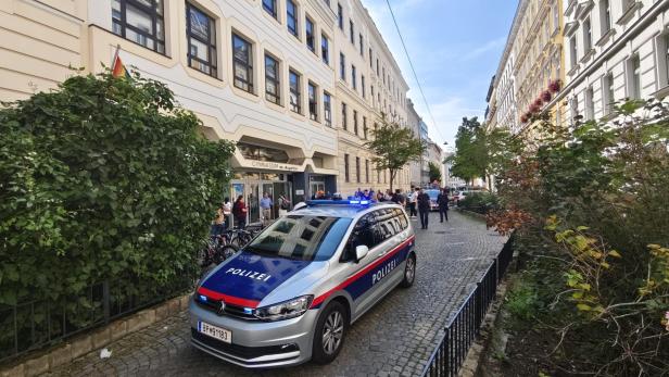 Polizeiautos vor Gymnasium in Brigittenau
