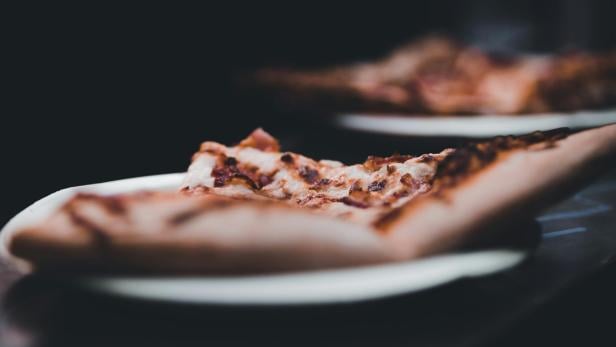Pizza Stück Pizza auf einem Teller