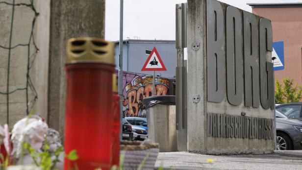 Kerzen vor dem Eingang zu einer Schule