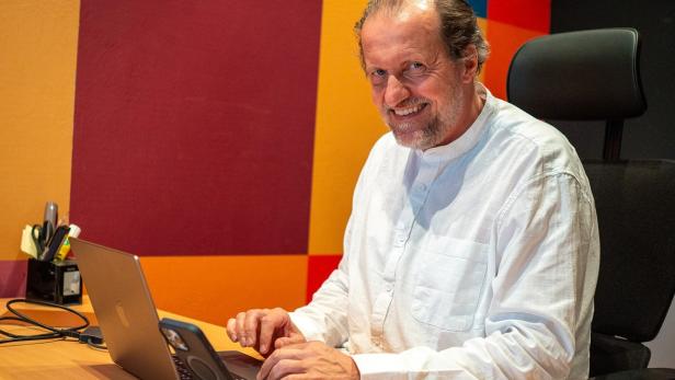 Georg Redlhammer vor einem Laptop