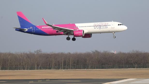FILE PHOTO: A Wizz Air aircraft lands at the Ferenc Liszt International Airport in Budapest Wizz Air Flugzeug