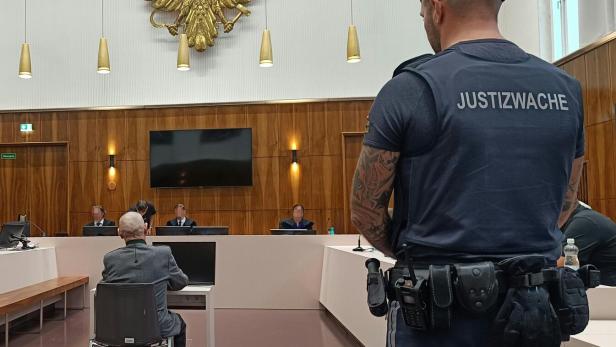 Prozess wegen Mordversuchs Angeklagter und Justizwachebeamter in Gerichtsaal