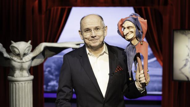 Ferdinand Wegscheider mit einer Narrenpuppe in der Hand.