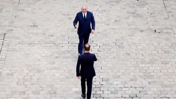 TOPSHOT-FRANCE-POLITICS-GOVERNMENT-HANDOVER