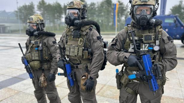 Cobra Beamte in CBRN-Spezialausrüstung