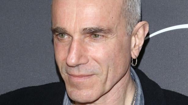 Daniel Day-Lewis mit kurzem Haar und Ohrring vor dunklem Hintergrund.