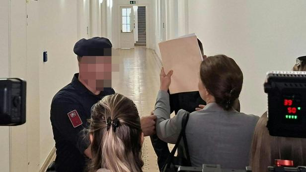 OBERÖSTERREICH: PROZESS GEGEN RASER WEGEN MEHRERER VERSUCHTER MORDE Polizist Angeklagter und andere Personen bei Gericht